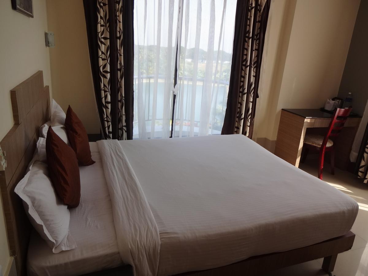Royal Riviera Hotel Kumarakom Exterior photo