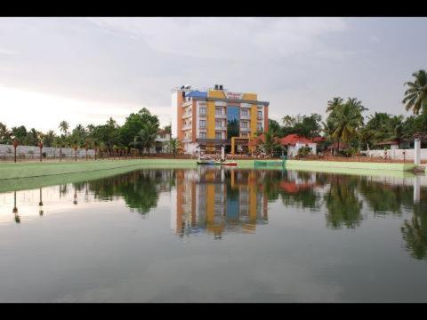 Royal Riviera Hotel Kumarakom Exterior photo