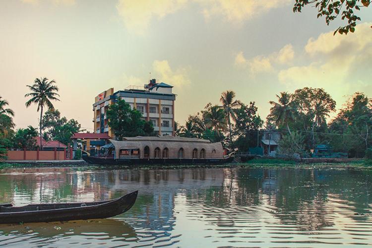 Royal Riviera Hotel Kumarakom Exterior photo